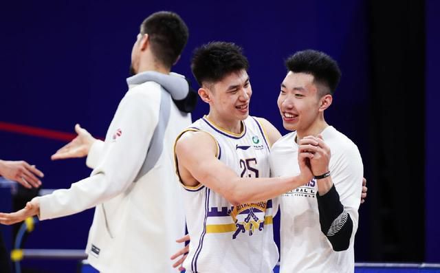 NBA单赛季连败纪录是26连败（76人和骑士），活塞接下来两场比赛将分别客场和主场连续面对篮网（东部第九）。